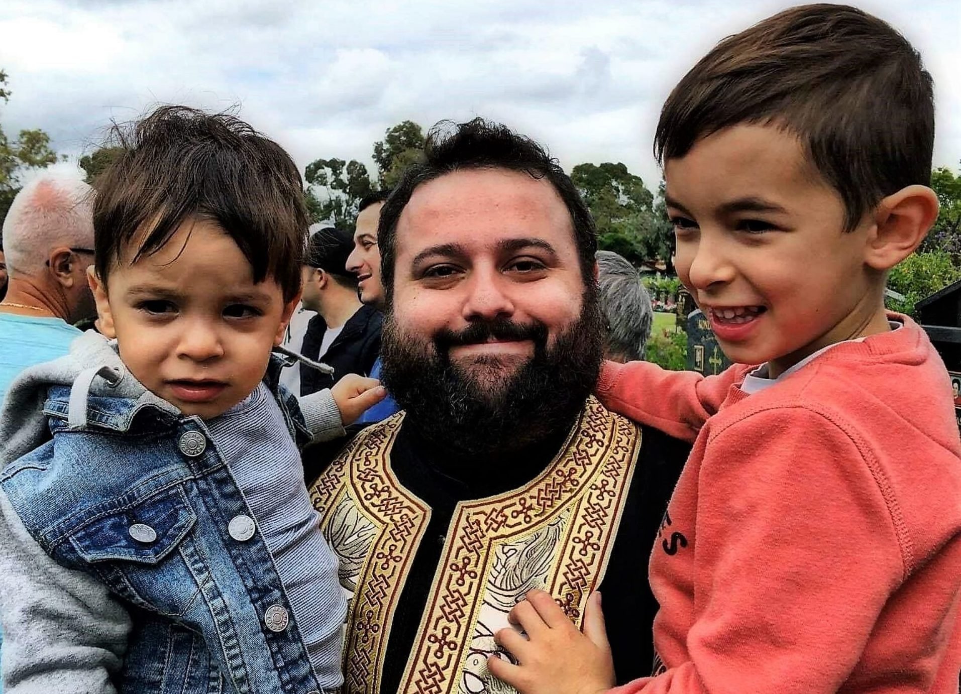 A priest’s heartfelt message of support to parents who are reluctant to take their children to church goes viral | Neos Kosmos