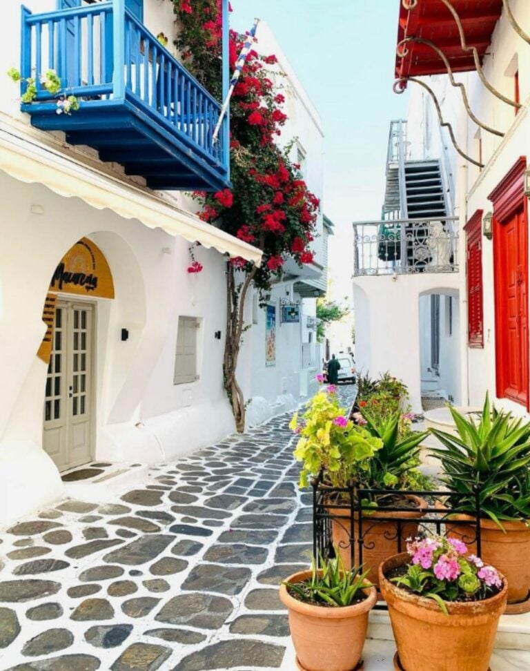 Shopping in Matoyianni Street – Things to do in Mykonos