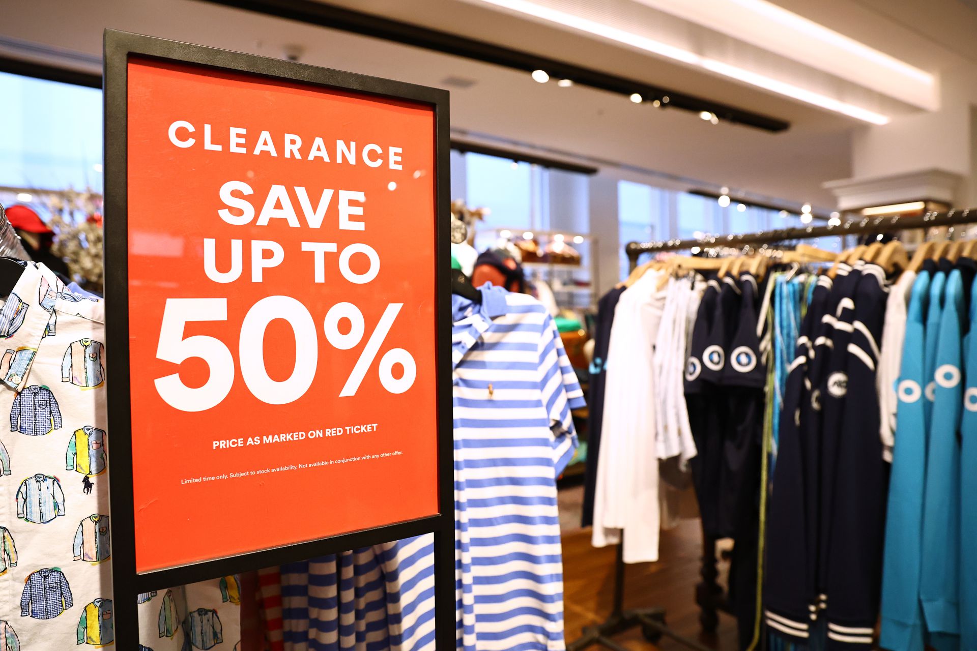 consumer-confidence-tumbles-after-rate-hike-neos-kosmos