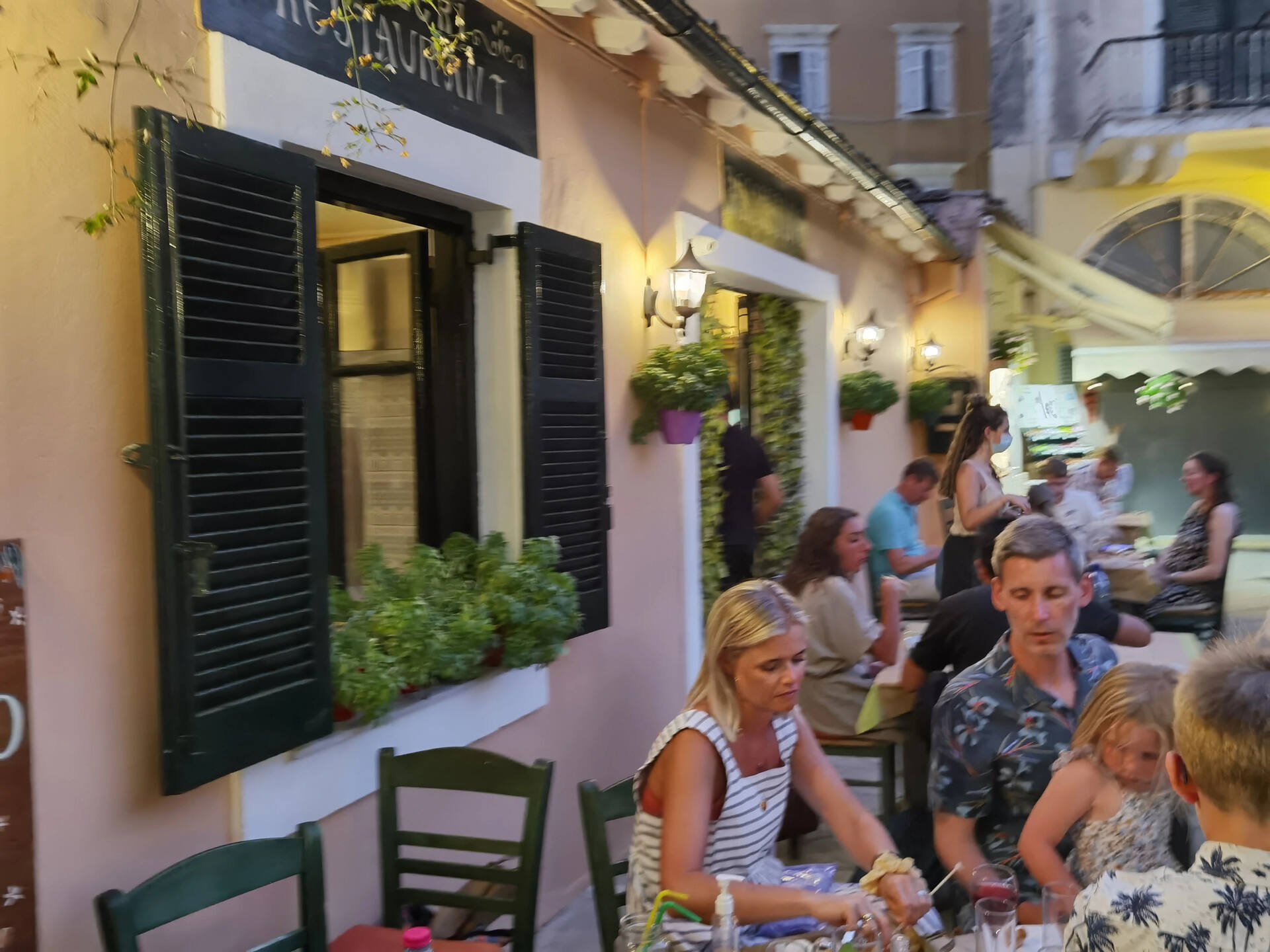 Greek restaurants under pressure as tourists turn to supermarkets